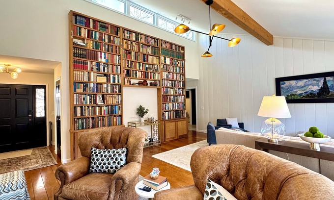 Burnsville Casa | New Kitchen+Relaxing Riverfront View+Hot Tub+Fire Table+Fast WiFi