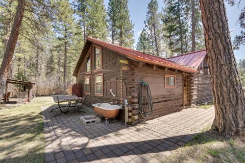 Klamath County Casa | Remote Escape Klamath Falls Cabin By Lake and Hikes