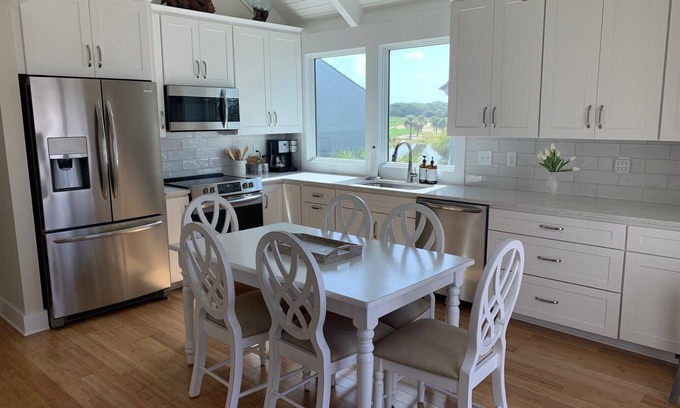 Bald Head Island Villa | Perfecta ubicación BHI! Villa w / 2 carros. Junto a la playa y el Club BHI.