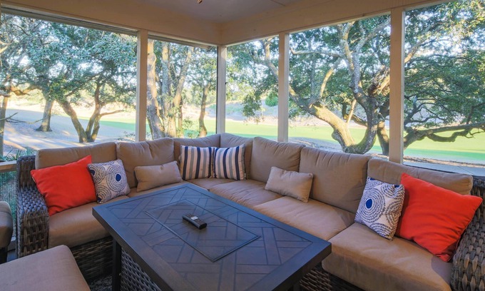 Isle of Palms Casa | Renovated End Unit; Fabulous Screened Porch; Enjoy Community Pool AND Tennis & Pickle Ball Courts!