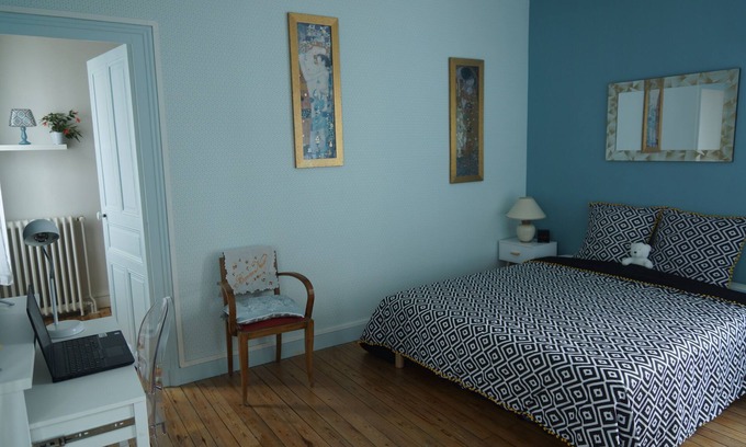 Saint-Serge Apartamento | Estudio reformado y privado de 30 m² con terraza en una antigua casa con encanto