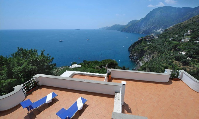 Laurito Villa | Rentals in Italy - Villa Valeria with direct access to the beach of Laurito