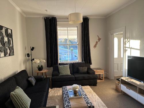 Nelson South Casa | RENWICK IN THE CITY NELSON, 10min easy walk to City Centre, 4min drive to Hospital, 13min drive to Airport, full kitchen, fast fibre wifi, quiet street, dog friendly