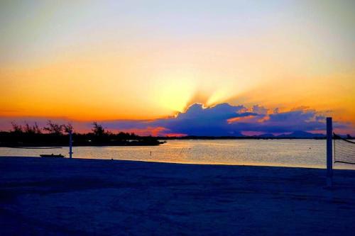 Arraial do Cabo Casa | Resort em Arraial do Cabo, Momentos inesquecíveis em um apartamento de luxo com 2 quartos, 2 BANHEIROS e 2 vagas de carro entre a praia e a lagoa