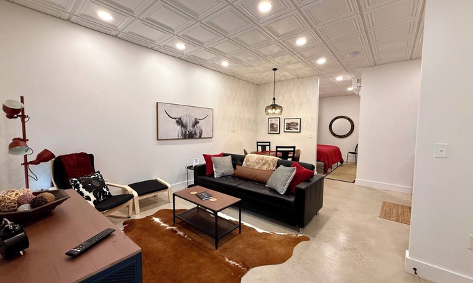 Pilot Mountain Apartamento | Restful Remedy~A modern industrial farmhouse Alcove studio in Pilot Mountain.