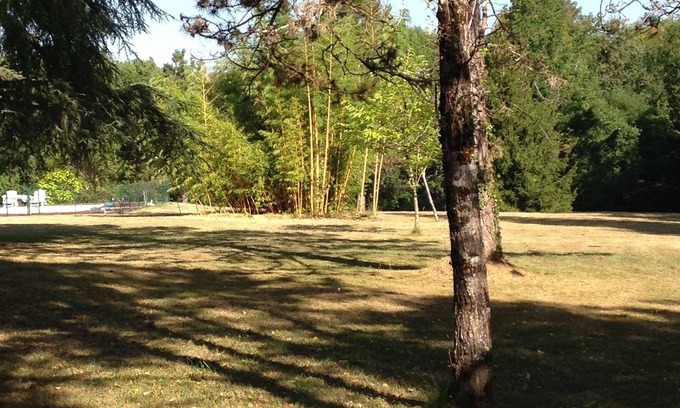 Varaignes Casa | Restored farmhouse in a green setting