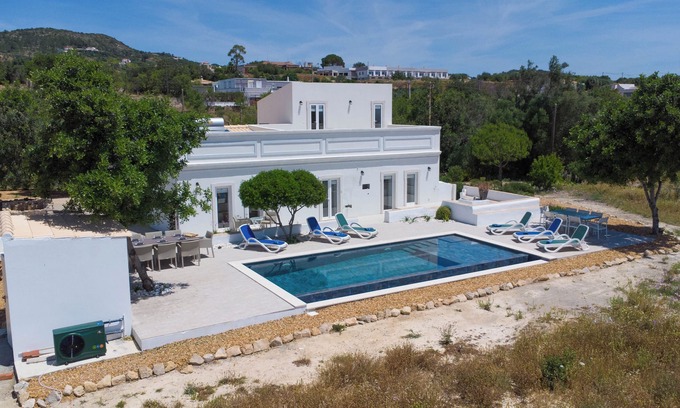 Poco do Mouro Villa | Restored Country Manor ,V4, salt water heated pool, large gardens, sea views