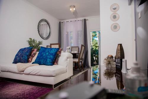 Lusaka Apartamento | Retreat Aparthotel-Garden-Solar-Wi-Fi -Firepit-Park-carport