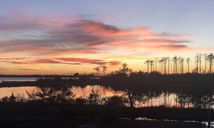 Straits Casa | Retiro "Down East" en Beaufort! - Frente al mar, muelle privado, kayaks y serenidad!