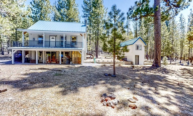 Crescent Casa | Retreat w/ firepit, enclosed yard, kitchen, & W/D