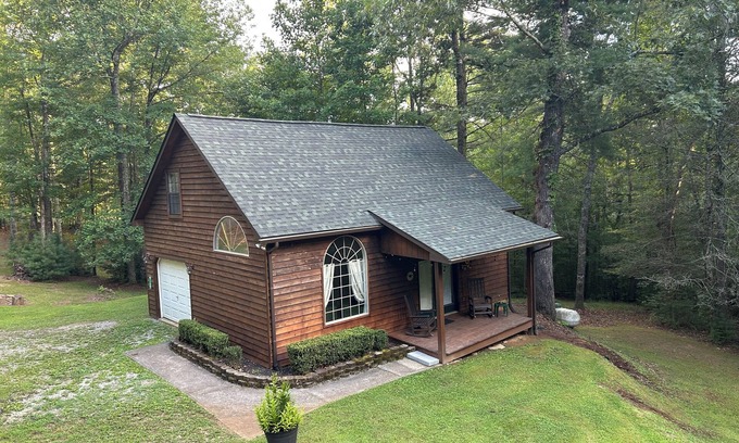 Tallassee Cabina | Ride or Drive the "Tail of the Dragon"-Smoky Mountain Cabin