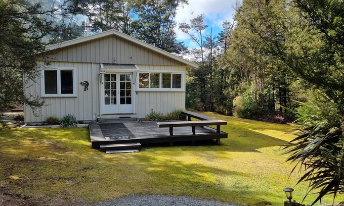 St. Arnaud Cabaña | Rimu Lodge, a Cosy Cottage in St Arnaud, Lake Rotoiti, Nelson Lakes NP