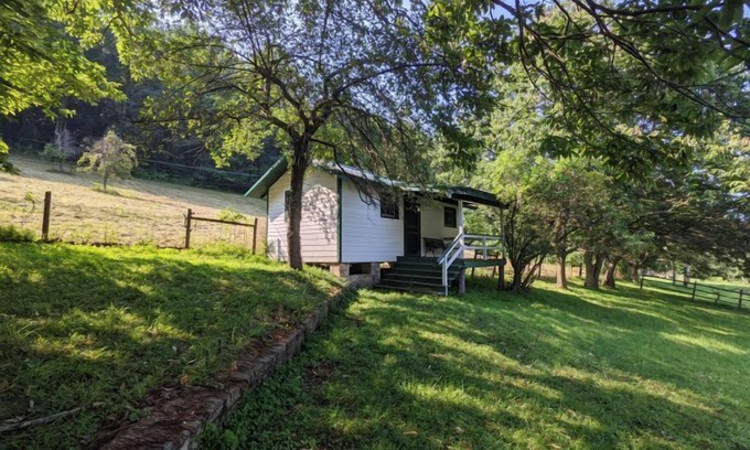 Hopewell Casa | River Cabin: Single Family Getaway On The River