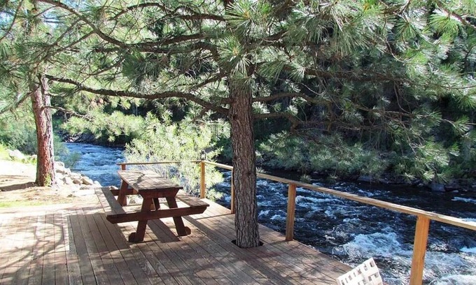 New Meadows Cabina | River Front, Wi-Fi, Firepit, BBQ, Private, Easy access