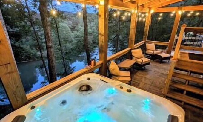 Cornelia Cabina | River Retreat Cabin