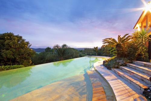 Maroochy River Hotel | River Rock Retreat