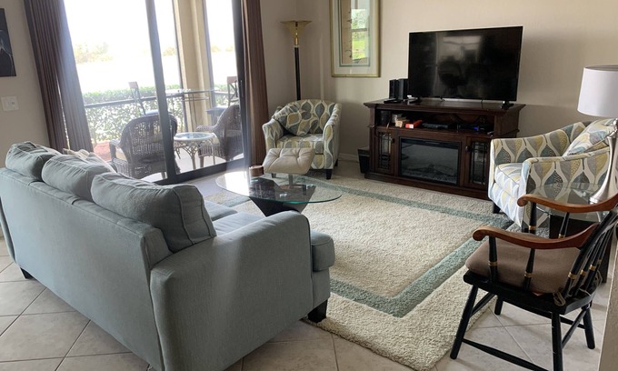 Bradenton Condominio | River Strand- 1st floor condo in FL - optional pools, golf, tennis, pickle ball.