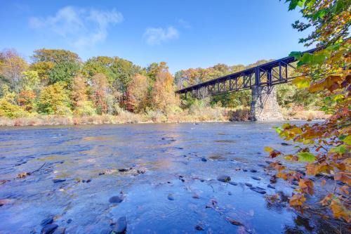 Montague Apartamento | Riverfront Apt with Fire Pit and Yard in Millers Falls