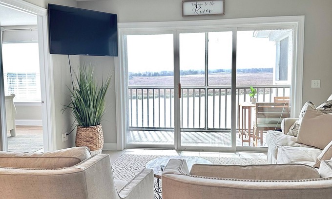 Meridian Condominio | Riverfront Condo w/Boat slip. River Views! Walk downtown!