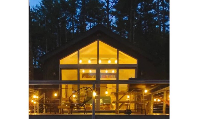Freehold Casa | Riverfront modern cabin- 20 minutes to Windham & Hudson