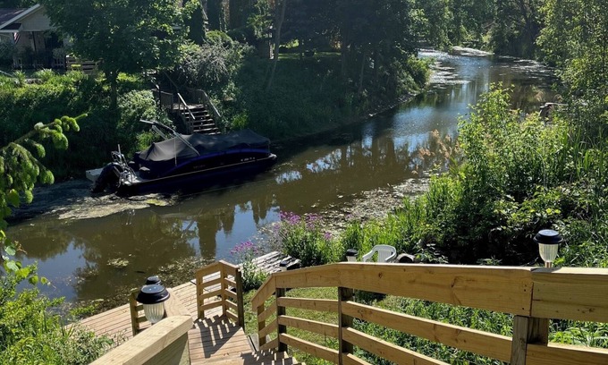 Caseville Casa | RIVERFRONT RETREAT /HEART of DOWNTOWN Caseville - short stroll to BEACH/sleeps 6