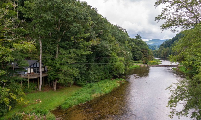 Todd Cabina | Rivers Edge en Todd: disfruta del río desde el mecedor de tu porche delantero