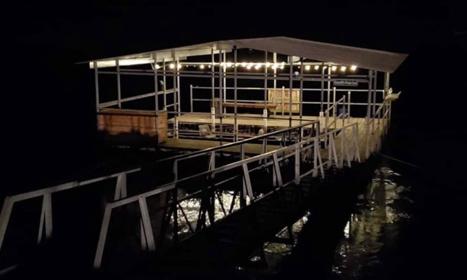 Lakeview Cabina | Riverside Cabin B White River is 110 ft away with Riverview from Deck King Bed