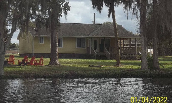 Citrus Springs Casa | Riverside Retreat