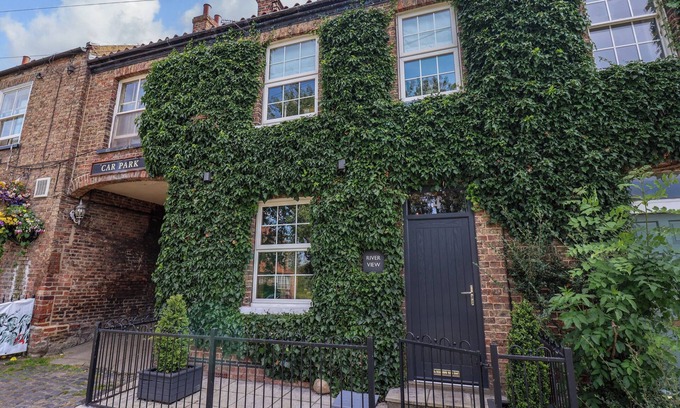 Stamford Bridge Casa | RIVERVIEW, family friendly, luxury holiday cottage in Stamford Bridge