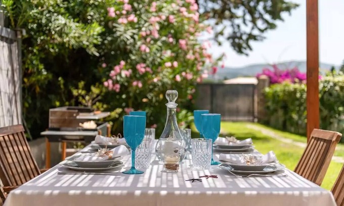 Capitana Apartamento | Camino a la villa de Villasimius junto al mar con jardín y uso de la piscina.