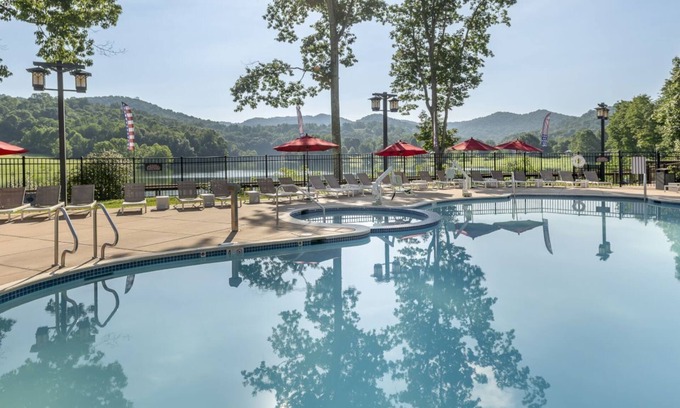 Roanoke Cabina | Roanoke ADA Room | Park View + Resort Amenities