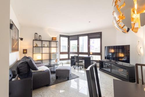 Suedviertel Apartamento | Rob's Suite - Zentrale Design-Suite am Opernplatz, 2 Zimmer, 2 Bäder und Top-Ausstattung