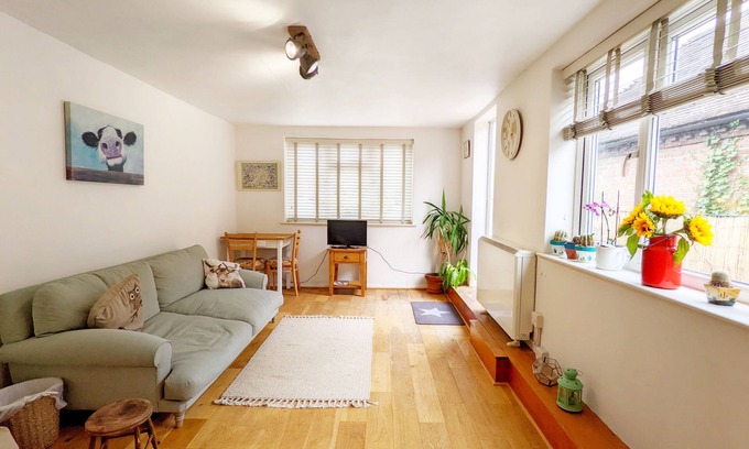 Billingshurst Cabaña | Robins Rest, Billingshurst - sleeps 4 guests in 2 bedrooms