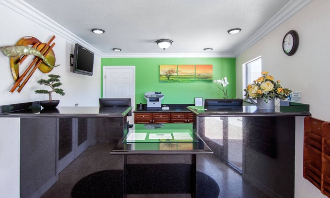 Victorville Hotel | Rodeway Inn Adelanto US 395