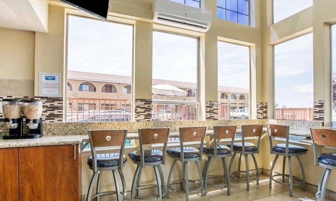 Delano Hotel | Rodeway Inn Delano