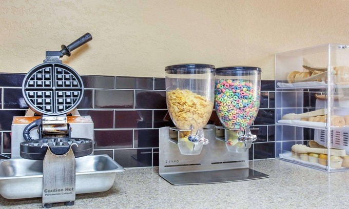 Tucker Hotel | Rodeway Inn Stone Mountain