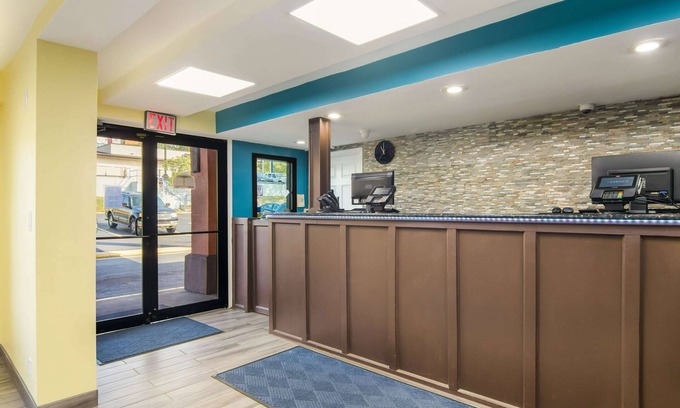 Monroeville Hotel | Rodeway Inn & Suites Monroeville - Pittsburgh