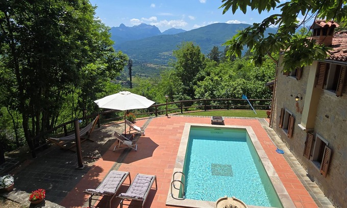 Castiglione di Garfagnana Cabaña | Romantic Tuscany villa with private pool in stunning location, complete privacy.
