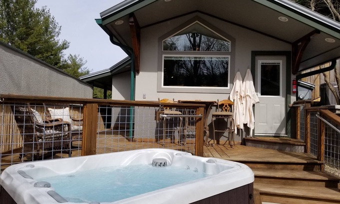 Asheville Casa | Romántico, a 8 km del centro de Asheville, privado, bañera de hidromasaje, chimenea, cercado