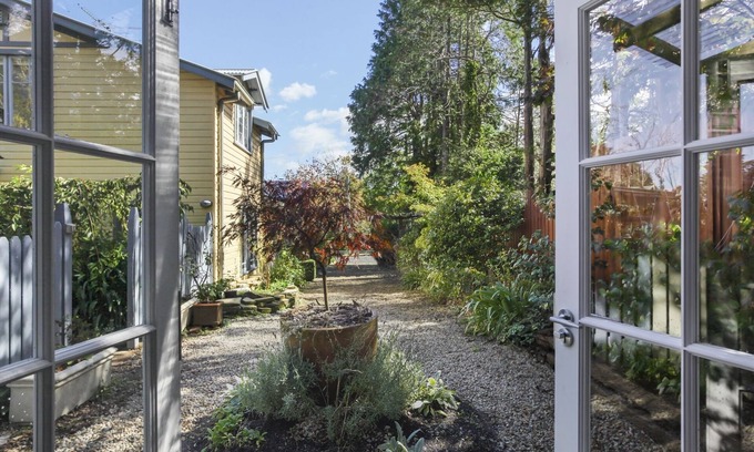 Leura Cabaña | Romantic Bloom Cottage 300m to Mall with wood fire SPECIAL midweek rates apply