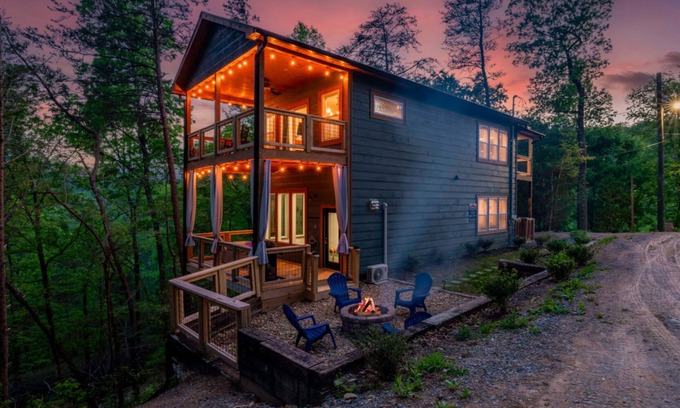 Gatlinburg Cabina | Romantic Cabin Retreat By Ghosal Luxury Lodging