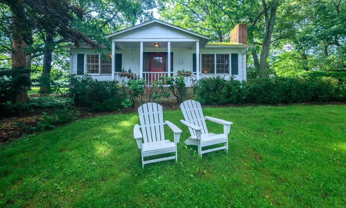 Hendersonville Cabaña | Casa de campo romántica con todas las comodidades modernas!