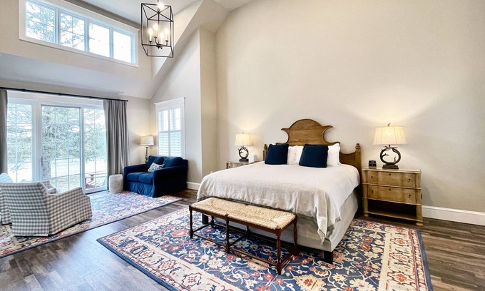 Reeders Chalet De Esquí | Romantic Couples Suite in the Poconos