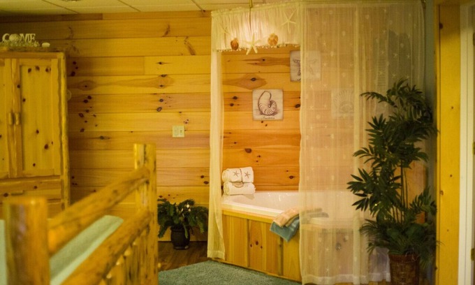 Millersburg Apartamento | Romantic Couples Suite with Jacuzzi Tub and Kitchenette