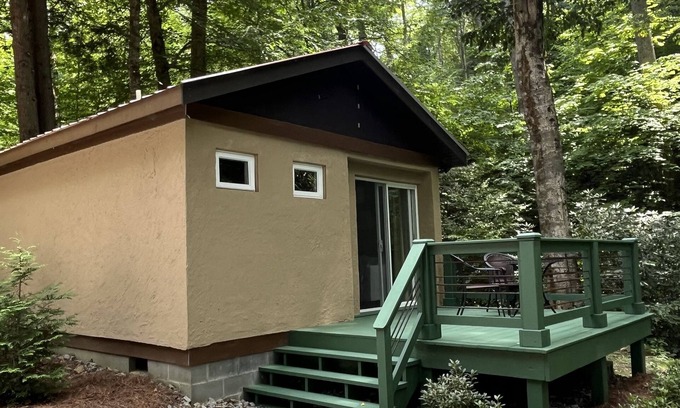 Sylva Cabaña | ROMANTIC CREEKSIDE MOUNTAIN COTTAGE