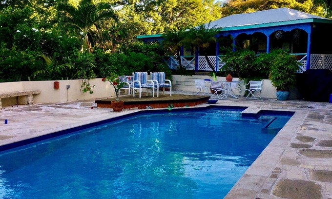 Jennings Cabaña | Romantic Hideaway: cabaña de estilo caribeño en exuberantes jardines tropicales