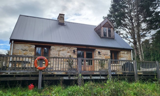 Burradoo Cabaña | Romantic Stone Cottage Overlooking Pond. 5mins to Town