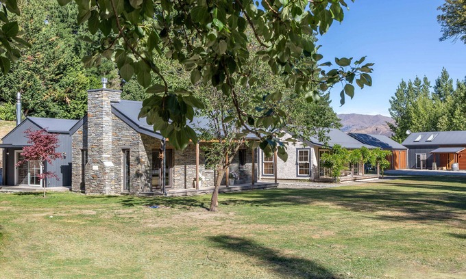 Arrow Junction Cabaña | Romantic stone cottage near historic Arrowtown