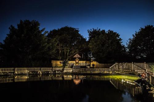 Camborne Casa | Romantic Treehouse with Hot Tub & BBQ Lodge
