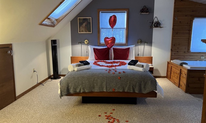 Albrightsville Cabina | Romantic vibe, fine art, good times. Parks, lakes. Optional experience packages.